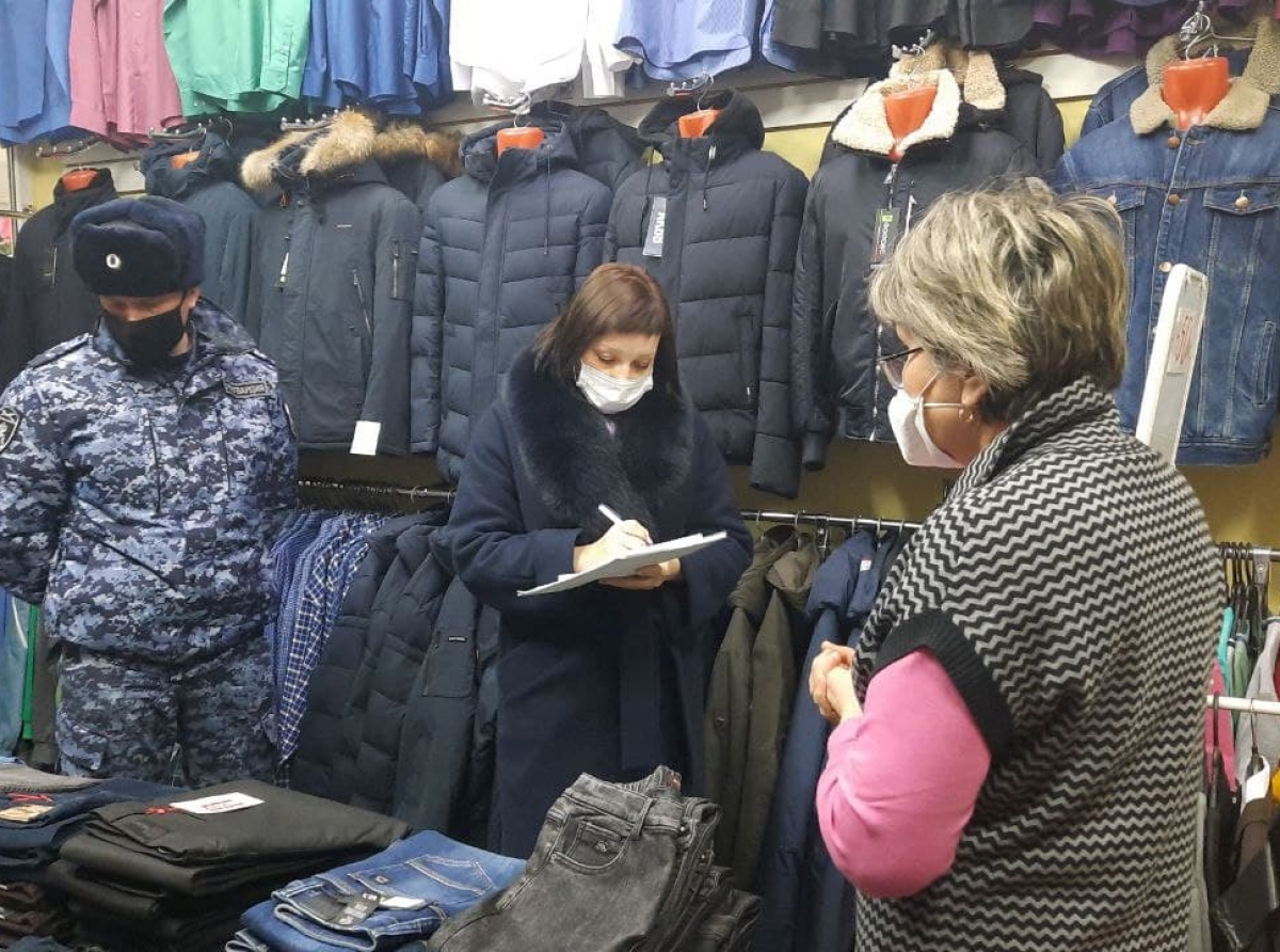 Фото Галины Таскиной. У продавцов возникает много вопросов. Проверяющие терпеливо отвечают на них. А вот Роспотребнадзор будет требовать.